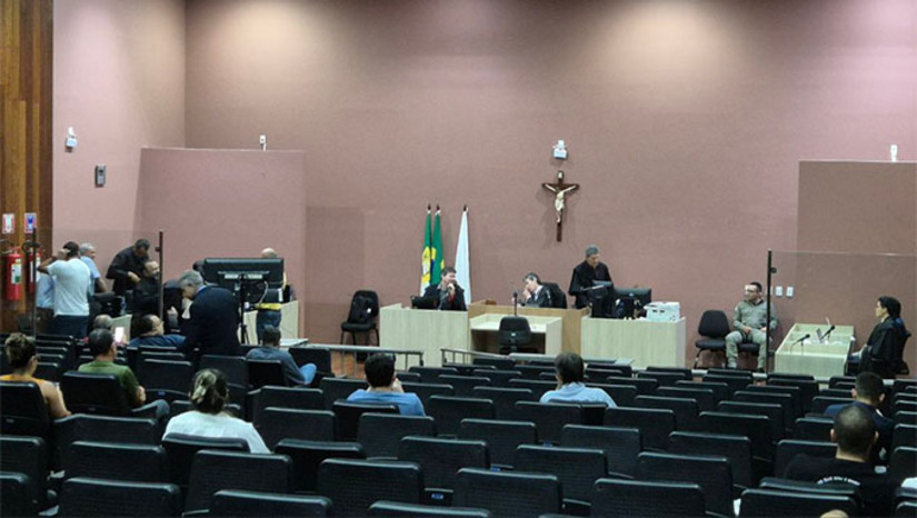 Imagem 1 - Crime aconteceu no dia 18 de abril de 2019. Na denúncia do MPRN, consta que o réu Francisco Bruno tentou matar Antônio Madson, porque ele batia na sua irmã, esposa dele. No dia do crime, a vítima foi ao Bar do Garchelo na Vila Paraná, comprar vinho, e bruno atirou em sua cabeça, acertando de raspão. Imagem 1 - Crime aconteceu no dia 18 de abril de 2019. Na denúncia do MPRN, consta que o réu Francisco Bruno tentou matar Antônio Madson, porque ele batia na sua irmã, esposa dele. No dia do crime, a vítima foi ao Bar do Garchelo na Vila Paraná, comprar vinho, e bruno atirou em sua cabeça, acertando de raspão.