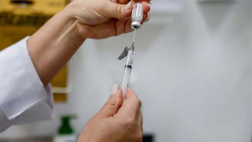 Imagem 1 -  A vacina IXCHIQ demonstrou induzir produção robusta de anticorpos neutralizantes contra o vírus Chikungunya em estudos clínicos que avaliaram adultos e adolescentes que receberam uma dose do imunizante.     Para a publicação do registro, a Anvisa definiu, em conjunto com o Instituto Butantan, um Termo de Compromisso que prevê a realização de estudos de efetividade e segurança da vacina, e de atividades de farmacovigilância ativa para ampliar o conhecimento sobre o perfil de eficácia e segurança da vacina. 