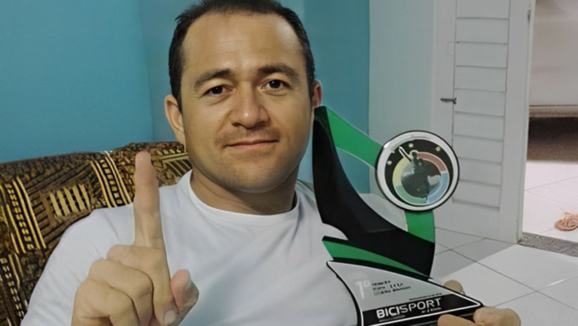 Imagem 1 -  Moisés Carvalho da Silva, para desviar uma lombada eletrônica no vão principal da BR 304, passou pelo acostamento e atropelou e matou o comerciante Laís Nunes de Carvalho e deixou gravemente ferida a pedagoga Maria José Davi Sales, que pedalavam pelo acostamento da BR 304, no trecho que compreende entre a antiga base da Petrobras e o acesso a BR 110, na direção de Upanema-RN. Este acidente ocorreu no final da tarde do dia 19 de julho de 2020.  O júri começa às 9h, no Fórum Municipal Desembargador Silveira Martins, em Mossoró-RN.