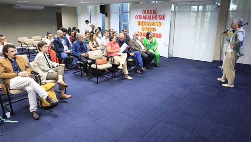 Imagem 1 -  A parceria com o BNDES representa um marco histórico no fortalecimento da Caern e no encontro sério e comprometido com parcerias público privadas, na perspectiva de universalizar os serviços de águas e esgotos, previstas pelo Novo Marco Legal do Saneamento até 2033. Serão investidos aproximadamente R$3,2 bilhões beneficiando uma população de 1,7 milhões de pessoas de 29 cidades. No caso de Mossoró, o contrato de concessão firmado em 2005 estabelecia que a CAERN seria responsável pelo saneamento do lado leste, enquanto a prefeitura cuidaria do lado oeste. No entanto, a CAERN não cumpriu sua parte. Agora, com a implantação da PPP, a expectativa é que o projeto finalmente avance, contribuindo para a preservação do rio e evitando sua poluição.