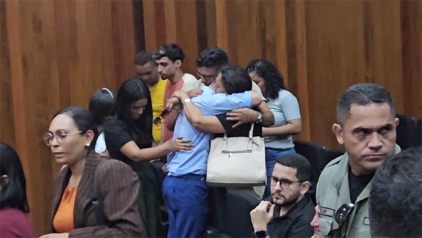 Imagem 1 -  Moisés Carvalho da Silva, com a sentença em regime semiaberto, festejou o resultado do julgamento abraçando a família.  A defensora pública Ticiane Doth entende que a sentença foi justa. Já o promotor de Justiça Armando Lúcio Ribeiro entende que não e vai recorrer ao Tribunal de Justiça do Estado por um novo julgamento. Lais Nunes e Maria José foram atropelados por Moisés Carvalho na BR 304, em Mossoró-RN, dia 19 de abril de 2019 e o julgamento aconteceu nesta terça-feira, dia 15 de abril de 2025, no Fórum Municipal Desembargador Silveira Martins.