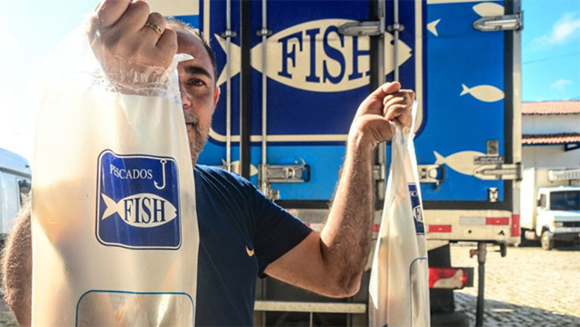 Imagem 1 -  O Abatedouro Frigorífico Industrial de Mossoró-RN instalou 14 pontos de vendas de peixes a preço popular na cidade e também na zona rural. Ao todo, serão comercializados a 10 reais o quilo pelo menos 40 toneladas de peixes, que já estão estocadas nas Câmaras fritas do AFIM. Raniere Barbosa, diretor do órgão, destaca que o Programa Peixe Popular virou lei aprovada pelos vereadores na Câmara Municipal e sancionada pelo prefeito Allyson Bezerra.
