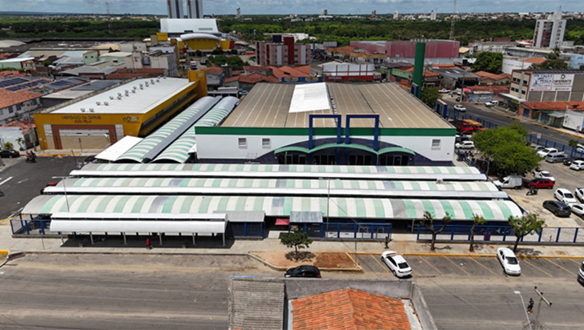 Imagem 1 -  Ao todo, foram investidos cerca de R$ 4 milhões na estruturação do prédio e readequação dos boxes dos comerciantes.  No quesito ampliação, a Cobal agora conta 57 novas bancas, banheiros acessíveis, depósito de material de limpeza, casa do lixo, salas administrativas e abrigo para medidores de energia no Mercado da Carne. No cuidado com a higiene, uma área de lavagem de frutas também foi criada.