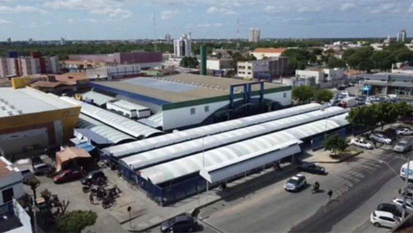 Imagem 1 -  ‘’Essa obra aconteceu no mesmo momento em que os comerciantes estavam dentro do equipamento trabalhando. Nós não retiramos nenhum comerciante no período de obras. Fizemos revisão da cobertura, instalação de parte elétrica, fizemos banheiros, piso. Garantimos a ampliação para atender os peixeiros, que trabalhavam fora. Antes, não tinha organização, não tinha limpeza, segurança e hoje a Cobal está completamente diferente’’, destacou Allyson. Durante a entrega da revitalização da Cobal, o prefeito Allyson Bezerra  anunciou a inauguração do Centro Comercial de Mossoró para a próxima terça-feira (22).