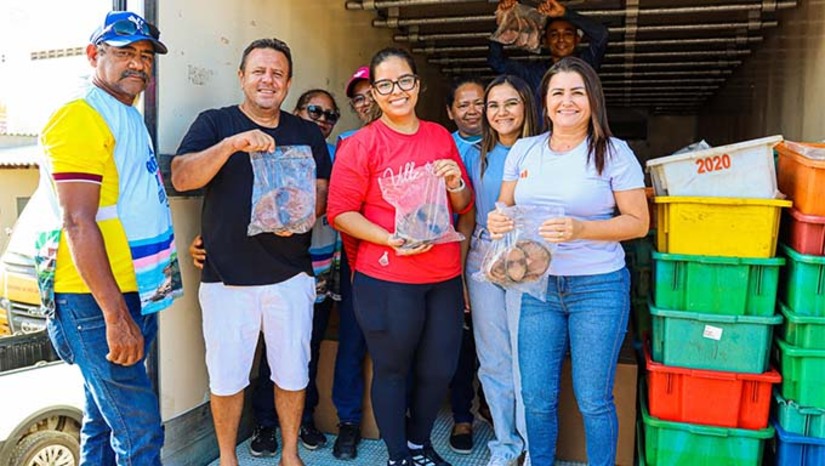 Imagem 1 -  A entrega contou com a participação da prefeita Lidiane Marques, que acompanhou de perto a ação ao lado de uma equipe mobilizada desde as primeiras horas do dia. A distribuição teve início às 7h da manhã, com saída da Garagem Municipal, e percorreu diversos pontos da cidade, beneficiando moradores de diferentes regiões.  Ao todo, foram distribuídas 7 toneladas de peixe, promovendo a partilha e fortalecendo o espírito de solidariedade que marca a Semana Santa. A ação já faz parte do calendário anual do município e é aguardada com expectativa pela população tibauense.