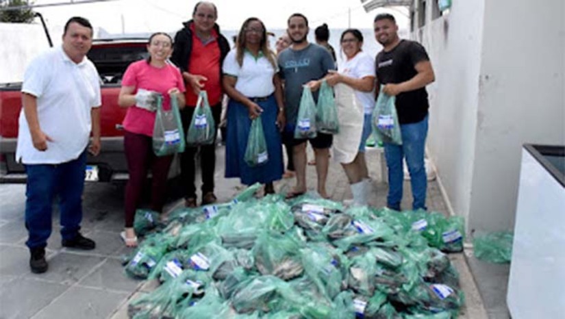Imagem 1 -  Ao todo, foram entregues 1.600 quilos de peixe, adquiridos com recursos próprios do município, reforçando o compromisso da gestão municipal com a valorização das tradições, a segurança alimentar e o cuidado com quem mais precisa.  A distribuição seguiu os critérios estabelecidos previamente, sendo realizada apenas aos titulares do cadastro, mediante apresentação do Cartão com NIS e documento oficial com foto.