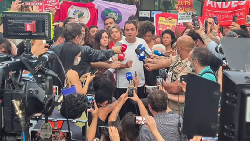 Imagem 1 -  Presidente da Câmara garantiu que processo irá ao Plenário em 60 dias. “Estou suspendendo a greve de fome, mas nós não estamos suspendendo a luta contra o orçamento secreto, contra o poder oligárquico. Não estamos suspendendo a luta pela responsabilização dos assassinos de Marielle e pela responsabilização dos golpistas de plantão”, disse Glauber.