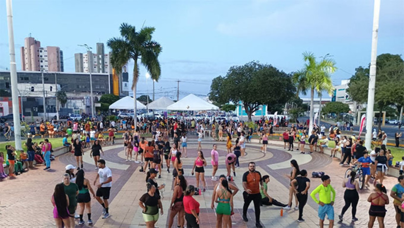 Imagem 1 -  As ruas que dão acesso à Avenida Rio Branco, no centro da cidade, no trecho compreendido entre a quadra de esportes, no cruzamento com a rua Nísia Floresta, até o Teatro Dix-Huit Rosado, na rua Augusto Severo, estarão interditadas para o tráfego de veículos, das 16h às 19h.  O Programa Viva Rio Branco, que é lei municipal, oferece espaço na via interditada para prática de atividades físicas e de lazer, como corrida, caminhada, ciclismo e dança.