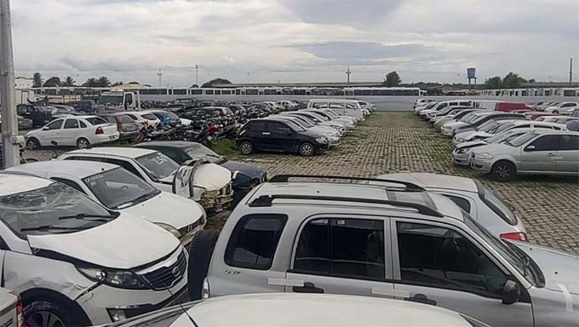 Imagem 1 -  O leilão visa a venda de veículos recolhidos aos pátios credenciados e apreendidos há mais de 60 dias sem a devida regularização. Estão disponíveis automóveis, motocicletas e ciclomotores que podem voltar a circular, além de sucatas destinadas à desmontagem e reaproveitamento de peças. Os interessados poderão realizar a inspeção dos lotes nesta quarta-feira (23) e quinta-feira (24), das 8h às 16h, nos pátios de São Gonçalo do Amarante, Mossoró e Caicó, conforme a distribuição indicada no edital. 