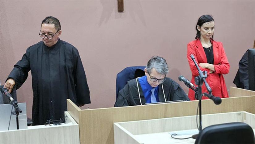 Imagem 1 -  O julgamento aconteceu nesta terça-feira, 22, no Fórum Municipal Desembargador Silveira Martins, sob a presidência do juiz Vagnos Kelly Figueiredo de Medeiros. Daybson sentou no bairro dos réus por ter matado Alcimar Gomes da Silva, no bairro Belo Horizonte, no ano de 2022. Nesta quarta-feira, Vitor Barbosa senta no banco dos réus para responder pelos assassinatos de Bruno Monteiro de Sousa e Felipe Fernando Lopes Fonseca, crime este ocorrido em 2016 no bairro Santo Antônio, em Mossoró-RN. 