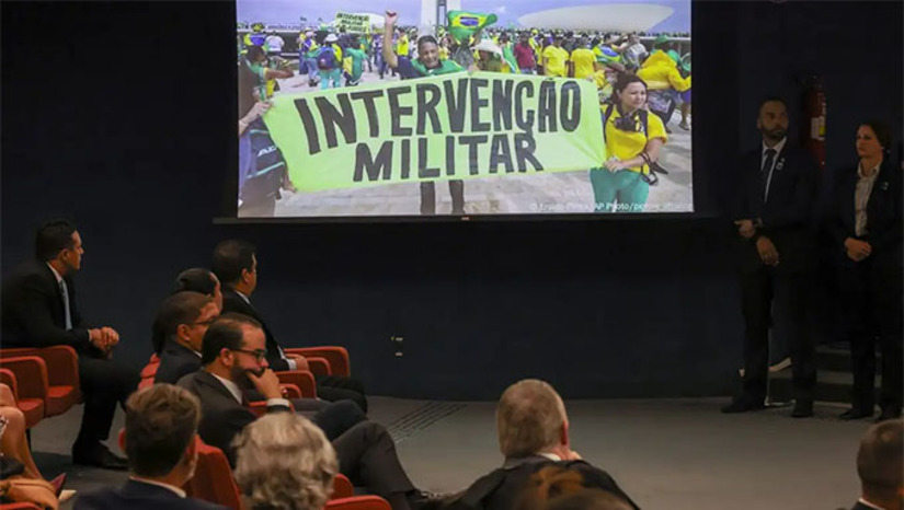 Imagem 1 -  Com a decisão, os acusados do núcleo passam a responder a uma ação penal pelos crimes de organização criminosa armada, tentativa de abolição violenta do Estado Democrático de Direito, golpe de Estado, dano qualificado pela violência e grave ameaça e deterioração de patrimônio tombado.