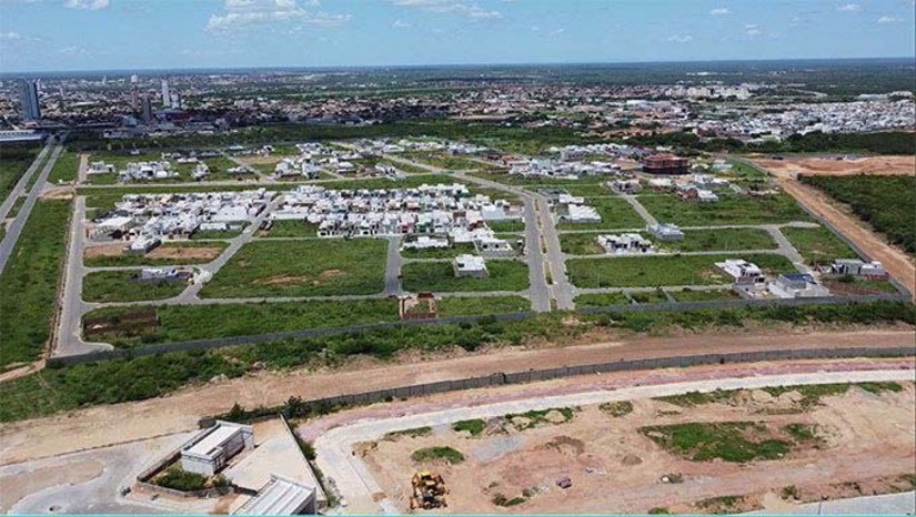 Imagem 1 -  MPRN cobra providências da Prefeitura com relação ao muro do Campos do Conde A Secretaria de Meio Ambiente e Urbanismo está sendo cobrada pelos promotores de Justiça para explicar e adotar providencias imediatas com relação ao fato da Associação dos moradores do campo do Conde está transformando o loteamento aberto, com áreas publicas internamente, em um condomínio fechado, representando, assim, um prejuízo de grandes proporções ao Patrimônio Público Municipal.