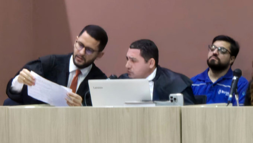 Imagem 1 -  Júri Popular foi realizado nesta quarta-feira, dia 23, no Fórum Municipal Silveira Martins, em Mossoró-RN, sob a presidência do juiz Vagnos Kelly Figueiredo de Medeiros. O promotor de Justiça Armando Lúcio atuou na acusação, pedindo mais de 40 anos de prisão para o réu. Os advogados Jerônimo Azevedo, Darwin Sales e João Batista, defenderam tese de negativa de autoria, sendo aceito pelo Conselho de Sentença, para absolver Vitor Barbosa, de 31 anos, da acusação de duplo homicídio qualificado, crime este ocorrido em janeiro de 2016, na Rua João Cordeiro, bairro Santo Antônio, região Norte de Mossoró-RN.