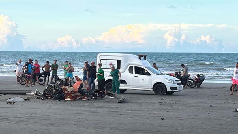Imagem 1 -  Órgão especializado da Força Aérea Brasileira em parceria com o ITEP periciou nesta quarta-feira, dia 23, os destroços do girocóptero que caiu na praia de Areias Alvas, em Grossos, matando o empresário Flavius Neves e o paraibano Geraldo Francisco. O MH teve a acesso, com exclusividade, de áudios de Flavius Neves afirmando dois dias antes da tragédia que o aparelho precisava de revisão, pois já estava com mais de 100 horas de voo. O caso também está sendo investigado pela Polícia Civil. O corpo de Flávius Neves está sendo levado nesta quinta-feira, 24, para sepultamento em Santa Catarina (SC).