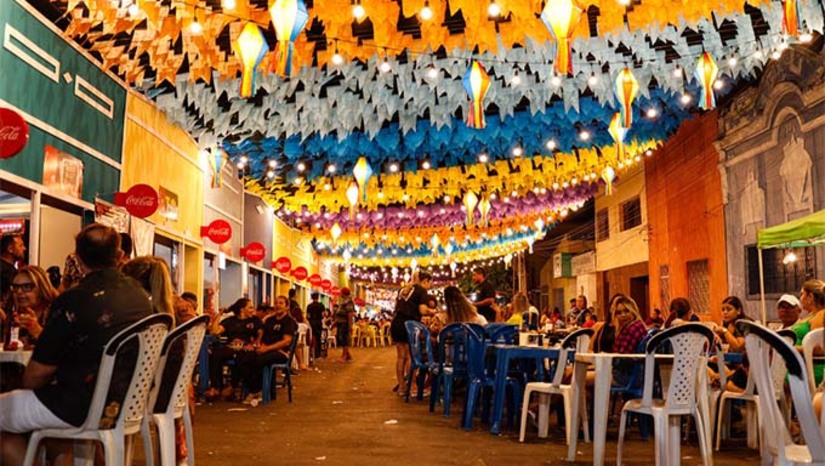 Imagem 1 - A Prefeitura de Mossoró, através da Secretaria de Meio Ambiente e Urbanismo, dá sequência ao processo de cadastramento de comerciantes interessados em espaços de vendas no "Mossoró Cidade Junina". A partir desta quinta (24), será a vez dos demais polos como "Arraiá do Povo Poeta Zé Lima", "Arena das Quadrilhas Deodete Dias", "Poeta Antônio Francisco" e "Cidadela". O cadastramento está aberto até esta sexta-feira (25) com atendimento presencial das 8h às 12h e das 14h às 17h, no Auditório da Biblioteca Municipal Ney Pontes Duarte ou de forma on line pelo link disponibulizado no site da prefeitura. Imagem 1 - A Prefeitura de Mossoró, através da Secretaria de Meio Ambiente e Urbanismo, dá sequência ao processo de cadastramento de comerciantes interessados em espaços de vendas no "Mossoró Cidade Junina". A partir desta quinta (24), será a vez dos demais polos como "Arraiá do Povo Poeta Zé Lima", "Arena das Quadrilhas Deodete Dias", "Poeta Antônio Francisco" e "Cidadela". O cadastramento está aberto até esta sexta-feira (25) com atendimento presencial das 8h às 12h e das 14h às 17h, no Auditório da Biblioteca Municipal Ney Pontes Duarte ou de forma on line pelo link disponibulizado no site da prefeitura.