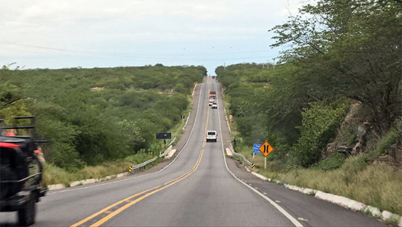 Imagem 1 -  A ação representa o pontapé inicial no processo de licenciamento ambiental da intervenção. A licença prévia é requisitada ainda na fase inicial do planejamento, para verificar a viabilidade da obra, que está orçada em aproximadamente R$ 3 bilhões.  Para a emissão da licença, será preciso realizar audiências públicas nas cidades situadas ao longo da BR-304, nos trechos de Macaíba à Mossoró.