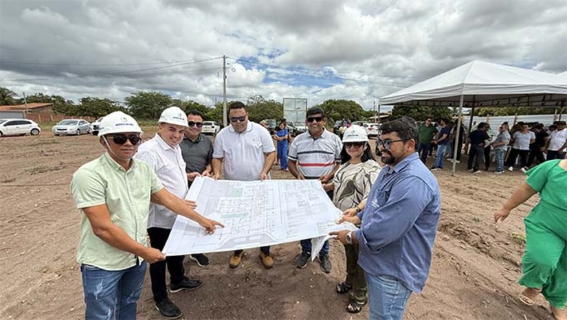 Imagem 1 -  A cerimônia ocorreu no local onde será erguida a unidade, que tem como objetivo ampliar o acesso da população aos serviços de atenção básica, oferecendo mais qualidade e proximidade no atendimento às famílias da região. A unidade atenderá as vilas que integram o polo da Vila Goiás e deve contribuir para a descentralização dos serviços, aliviando a demanda de outras UBSs do município. 