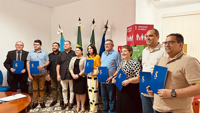 Imagem 1 -  A comissão de Frente de Trabalho para articular a implantação do Campus Presencial da Universidade do Estado do Rio Grande do Norte (UERN) no município de Apodi foi empossado nesta sexta-feira, 25, em solenidade com a presença da reitora Cicília Maia, do prefeito Sabino, do vice-prefeito Ivanildo, entre outras autoridades do município de Apodi, que vive um momento histórico para a educação nível de superior. O prefeito destacou que a Prefeitura vai agilizar, com aprovação da Câmara, a doação de um terreno para a construção da sede do Campus da UERN, em Apodi-RN.