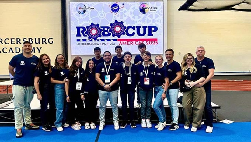 Imagem 1 -  A equipe de robótica Claudió, do Colégio Diocesano de Santa Luzia, foi campeã da RoboCup SuperRegional das Américas, nos EUA. Os alunos criaram um robô autônomo capaz de simular resgates em áreas de risco, conquistando o 1º lugar entre equipes das Américas. O evento SuperRegional das Américas aconteceu nos dias 25 a 28 de abril na cidade Mercersbug, PA EUA, se destaca por reunir jovens entusiastas da robótica da América do Norte, Central e do Sul.