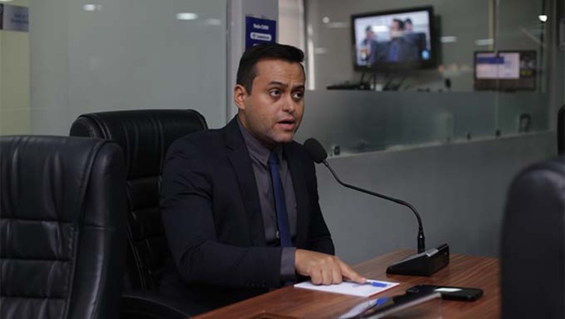 Imagem 1 - Durante a sessão desta terça-feira (30), o vereador Thiago Marques elogiou a expansão das bases do SAMU em Mossoró, destacando que a descentralização permitirá atendimentos mais rápidos e pode salvar vidas. No entanto, ele alertou para o grave problema da retenção de macas no Hospital Regional Tarcísio Maia (HRTM), que impede o retorno ágil das ambulâncias às bases. Thiago também criticou falhas no sistema de regulação entre as UPAs e o hospital. O vereador cobrou mais organização e melhores condições no atendimento hospitalar da cidade. Imagem 1 - Durante a sessão desta terça-feira (30), o vereador Thiago Marques elogiou a expansão das bases do SAMU em Mossoró, destacando que a descentralização permitirá atendimentos mais rápidos e pode salvar vidas. No entanto, ele alertou para o grave problema da retenção de macas no Hospital Regional Tarcísio Maia (HRTM), que impede o retorno ágil das ambulâncias às bases. Thiago também criticou falhas no sistema de regulação entre as UPAs e o hospital. O vereador cobrou mais organização e melhores condições no atendimento hospitalar da cidade.