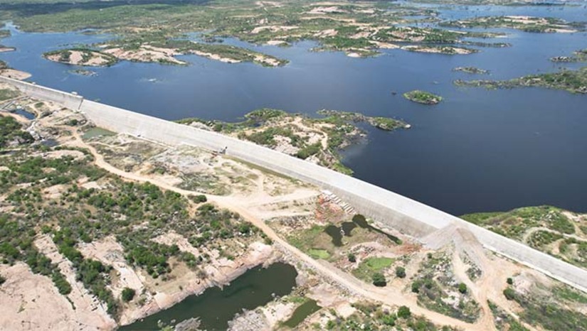 Imagem 1 -  As reservas hídricas superficiais do Rio Grande do Norte encerraram abril com 51,58% da capacidade total, segundo o Instituto de Gestão das Águas do RN (IGARN). Dos reservatórios monitorados, dois estão com 100%: Riacho da Cruz II e Dinamarca. A maior barragem do estado, Armando Ribeiro Gonçalves, está com 62,21% de volume, enquanto a barragem Oiticica segue com 13,70%. Outros mananciais importantes, como Santa Cruz do Apodi e Umari, apresentam volumes acima de 68% e 73%, respectivamente.
