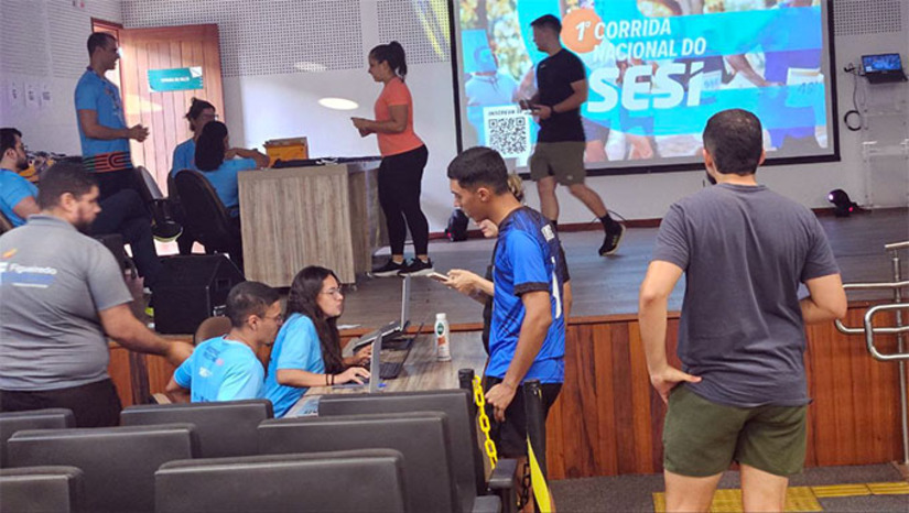 Imagem 1 -  O SESI-RN realiza a tradicional Corrida Noturna da Instituição neste dia 1º de Maio na pista de pouso do Aeroporto de Mossoró-RN. Mais de mil atletas fizeram inscrição para participar da festa no dia do trabalhador. A estrutura começa a ser montada ao meio dia, a concentração de 16 horas e a corrida começa precisamente às 17 horas, com a presença das autoridades do município e do presidente do sistema FIERN, Roberto Serquiz, segundo informa a coordenadora de Saúde do SESI-RN Rayanne Araújo