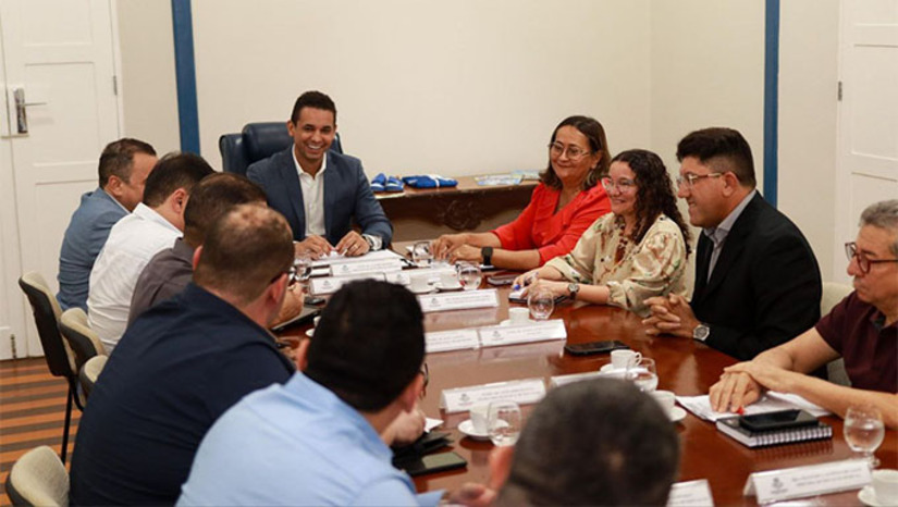 Imagem 1 -  O prefeito Allyson ouviu as pautas dos servidores e deu encaminhamentos junto as secretarias de Educação, Gestão e Desenvolvimento de Pessoas e Procuradoria-Geral do Município sobre os temas licença-prêmio, concurso público da educação, readaptação de servidores, auxílio deslocamento, hora-relógio, jornada de trabalho e rescisão de aposentados.