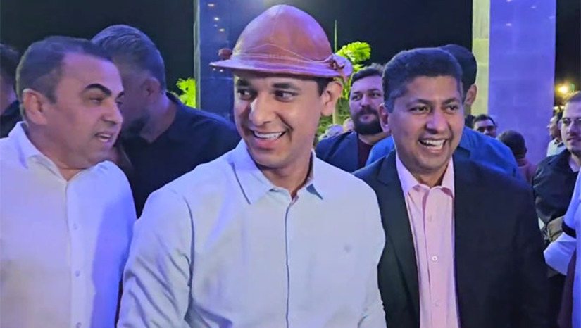Imagem 1 -  Evento foi lançado na noite desta quinta-feira, 30, no Teatro Dix Huit Rosado, pelo prefeito Allyson Bezerra, que fala consolidação da maior festa evangélica do Nordeste, uma das mais importantes do País. O Mossoró Sal e Luz 2025 acontecerá nos dias 18, 19, 24, 25 e 26 de julho, mês seguinte ao Mossoró Cidade Junina, na Estação das Artes Elizeu Ventania, no Centro de Mososró-RN.