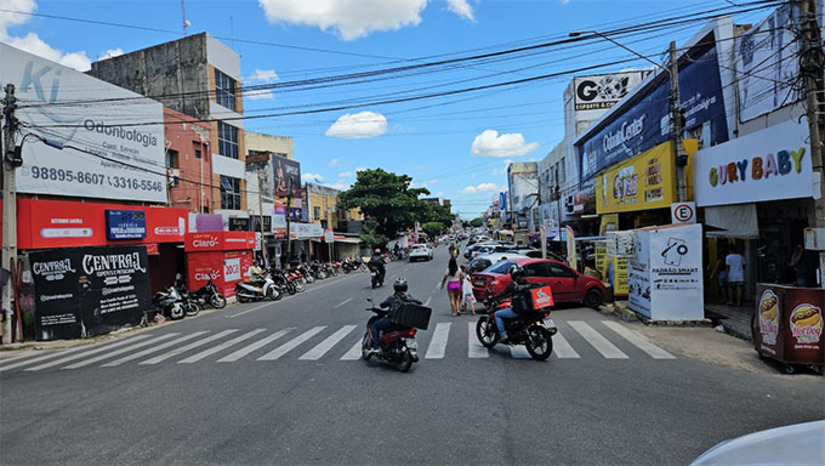 Imagem 1 - A contagem regressiva para liberar as ruas do Centro, arrancando as barracas, começou no dia da inauguração do Centro Comercial, ao lado do Mercado Central, construído especificamente para este fim pela Prefeitura de Mossoró, num investimento de aproximadamente R$ 14 milhões, segundo o prefeito Allyson Bezerra. São 315 boxes para acomodar todos, deixando as calçadas livres. Imagem 1 - A contagem regressiva para liberar as ruas do Centro, arrancando as barracas, começou no dia da inauguração do Centro Comercial, ao lado do Mercado Central, construído especificamente para este fim pela Prefeitura de Mossoró, num investimento de aproximadamente R$ 14 milhões, segundo o prefeito Allyson Bezerra. São 315 boxes para acomodar todos, deixando as calçadas livres.