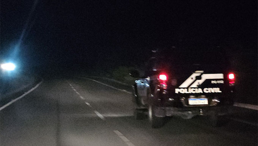 Imagem 1 -  A Polícia Militar foi acionada ao local e fez o isolamento, para a remoção do corpo pelos peritos do ITEP, de Caicó-RN. O caso está sendo investigado pela polícia Civil. O comerciário teria matado o próprio filho no dia 27 do mês passado e depois fugido para a zona rural, onde teria se esfaqueado até a morte. O corpo foi encontrado por caçadores na zona rural de Triunfo Potiguar-RN na manhã deste sábado, 3. A principal linha de investigação é que o comerciário matou o filho e tirou a própria vida, pelo fato da ex-mulher não querer viver com ele.