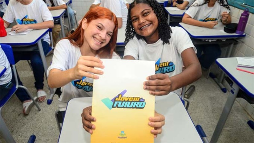 Imagem 1 -  As aulas do programa "Jovem do Futuro" iniciaram no últimosábado (03). Nesta edição, o programa teve o número de vagas ampliadas e também o valor da bolsa de estudo para R$ 350. Os alunos foram organizados em 16 polos distribuídos pelas zonas urbana e rural do município, garantindo melhor acesso e facilidade de locomoção. Inicialmente, os participantes terão aulas durante oito sábados. Após esse período, poderão continuar seus estudos por meio de cursos técnicos em áreas de interesse.