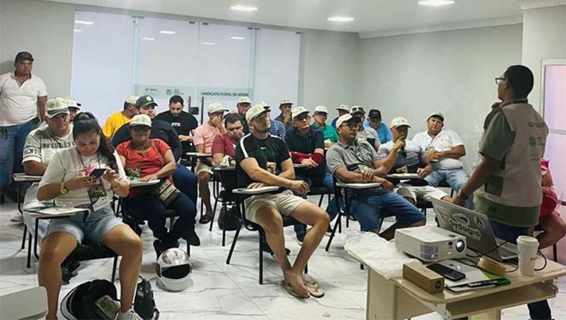 Imagem 1 -  Durante o curso, os participantes receberam orientações técnicas sobre boas práticas no abate e corte de animais, além de informações fundamentais sobre higiene, conservação e segurança no preparo da carne. O objetivo principal é garantir que os produtos comercializados e consumidos em Apodi estejam de acordo com os padrões sanitários exigidos, promovendo mais qualidade de vida e proteção à saúde da população.