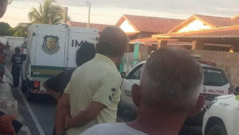 Imagem 1 -  O ataque à tiros em duas residências deixou os moradores nos arredores aterrorizados. Cinco homens fortemente armados mataram Jadson Jadenilson Alves Fagundes, de 30 anos, e Mateus de Sousa Ferreira, o Gago, de 25 anos. O caso será investigado pela Polícia Civil local, com apoio da Polícia Militar e pericial do ITEP.