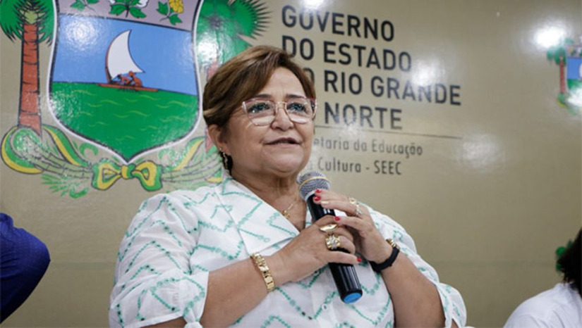 Imagem 1 -  Socorro Batista, enquanto secretária de Educação, inicionou as obras de reforma da Escola Estadual Maria Stella Pinheiro Costa, no Liberdade I, no ano de 2023. No início de 2024, ela esteve na escola e prometeu concluir tudo até março daquele ano. Passados 15 meses deste promessa, as obras não foram executadas, estando as colunas de um bloco de sala de aula caindo, chegando ao ponto do Bombeiros ver risco aos estudantes, professores e demais servidores da escola e interditar por completo. 