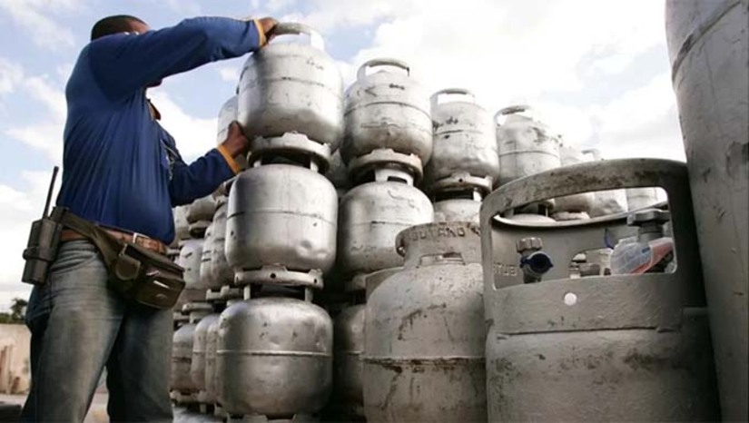 Imagem 1 - O preço do gás de cozinha no Rio Grande do Norte terá um aumento de cerca de R$ 4 para o consumidor final a partir desta quarta-feira (7), informa o Sindicato dos Revendedores de GLP (Singás). O reajuste é resultado de um acréscimo de R$ 2,73 no valor cobrado pelas distribuidoras, o que deve elevar o preço médio do botijão de 13 kg de R$ 115 para até R$ 120. As distribuidoras justificam o aumento com a alta nos custos de aquisição do GLP, influenciados pelos leilões mensais da Petrobras, adotados após a mudança na política de preços da estatal em novembro de 2024. Imagem 1 - O preço do gás de cozinha no Rio Grande do Norte terá um aumento de cerca de R$ 4 para o consumidor final a partir desta quarta-feira (7), informa o Sindicato dos Revendedores de GLP (Singás). O reajuste é resultado de um acréscimo de R$ 2,73 no valor cobrado pelas distribuidoras, o que deve elevar o preço médio do botijão de 13 kg de R$ 115 para até R$ 120. As distribuidoras justificam o aumento com a alta nos custos de aquisição do GLP, influenciados pelos leilões mensais da Petrobras, adotados após a mudança na política de preços da estatal em novembro de 2024.