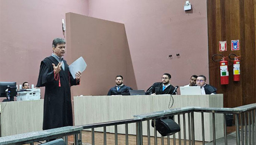 Imagem 1 -  Tribunal do Júri Popular aconteceu nesta terça-feira, 6, no Fórum Municipal Desembargador Silveira Martins, em Mossoró-RN. O promotor Italo Moreira pediu condenação por homicídio qualificado e a defesa defendeu tese de negativa de autoria. Ao final dos debates, o Conselho de Sentença entendeu que o réu Antônio Lúcio da Silva Junior, conhecido por Dito, de 30 anos, era culpado por homicídio qualificado. Na dosimetria da pena, o juiz Vagnos Kelly aplicou 14 anos de prisão inicialmente em regime fechado e decretou a prisão preventiva do réu.