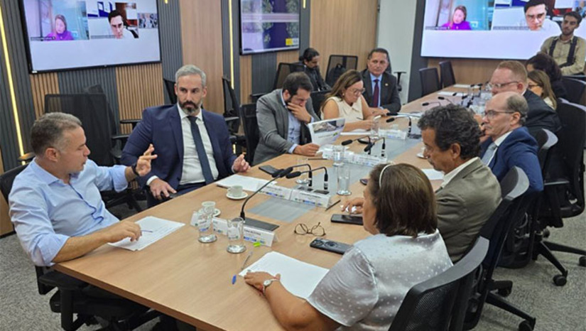 Imagem 1 - Na audiência no final da tarde desta terça-feira (5), o ministro Renan Filho assegurou a governadora Fátima Bezerra que são três grandes obras para o RN, destacando-se a duplicação da BR 304, que ele quer o edital publicado até o final de junho, a implantação da BR-104 e a travessia urbana de Macaíba. Para agilizar o início das obras, a equipe do DNIT já está trabalhando no licenciamento da duplicação da BR 304, que deve começar pelo trecho Mossoró/Assu (lote 1) e Macaíba/Riachuelo-RN (lote 2). Imagem 1 - Na audiência no final da tarde desta terça-feira (5), o ministro Renan Filho assegurou a governadora Fátima Bezerra que são três grandes obras para o RN, destacando-se a duplicação da BR 304, que ele quer o edital publicado até o final de junho, a implantação da BR-104 e a travessia urbana de Macaíba. Para agilizar o início das obras, a equipe do DNIT já está trabalhando no licenciamento da duplicação da BR 304, que deve começar pelo trecho Mossoró/Assu (lote 1) e Macaíba/Riachuelo-RN (lote 2).