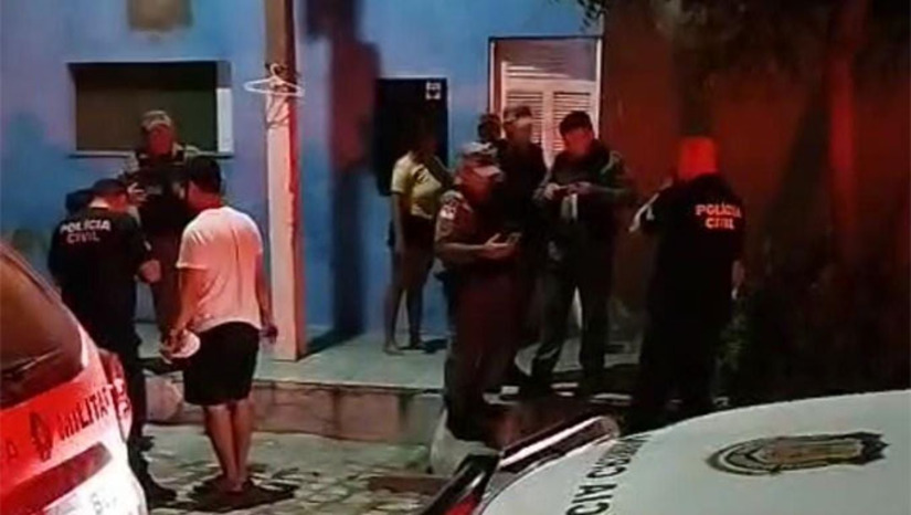 Imagem 1 -  José Wanderley de Oliveira, de 27 anos, foi assassinado a tiros por dois homens dentro de casa na Rua Francisco Bernardo, no bairro Boa Vista, em Mossoró-RN, na noite desta terça-feira, dia 6 de maio. O caso vai ser investigado pela Divisão de Homicídios e Proteção a Pessoa de Mossoró-RN, tomando como base os relatórios dos policiais e peritos que estiveram no local.