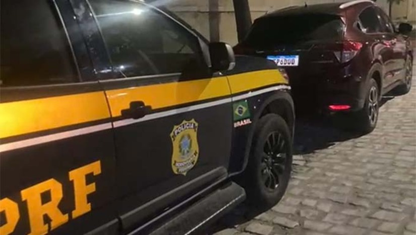 Imagem 1 -  A abordagem aconteceu no km 44 da BR 110, quando os policiais interceptaram o veículo HONDA/HR-V de cor vermelha, que havia sido roubado três dias antes na própria cidade de Mossoró. No carro, além do condutor, estavam outro homem e uma menor de idade. O suspeito alegou que trazia o veículo de Areia Branca para entregá-lo em Mossoró. A ocorrência foi encaminhada à Delegacia de Plantão local e o caso segue sob investigação.