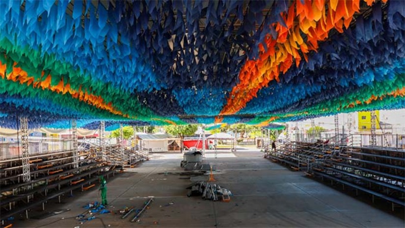 Imagem 1 - A montagem da Arena Deodete Dias, polo tradicional do Mossoró Cidade Junina 2025, começou no fim de março, priorizando segurança e estrutura antecipada. Em maio, o espaço já exibe as tradicionais bandeirinhas e foi ampliado para oferecer mais conforto, incluindo climatizadores para jurados e convidados. O Festival de Quadrilhas será aberto com o “Festival da Melhor Idade”, reunindo idosos atendidos pela SEMASCJ. Imagem 1 - A montagem da Arena Deodete Dias, polo tradicional do Mossoró Cidade Junina 2025, começou no fim de março, priorizando segurança e estrutura antecipada. Em maio, o espaço já exibe as tradicionais bandeirinhas e foi ampliado para oferecer mais conforto, incluindo climatizadores para jurados e convidados. O Festival de Quadrilhas será aberto com o “Festival da Melhor Idade”, reunindo idosos atendidos pela SEMASCJ.
