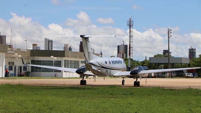 Imagem 1 -  O Aeroporto de Mossoró vai receber R$ 70 milhões em investimentos federais para ampliar sua capacidade operacional e aumentar a segurança. O anúncio feito pela governadora Fátima Bezerra nesta terça-feira (6), em Brasília. Em 2024, o terminal já havia passado por melhorias na pista e no pátio de aeronaves. Durante a agenda no Ministério de Portos e Aeroportos, também foram confirmados R$ 100 milhões para o Porto de Natal e a inclusão das obras de proteção da Ponte Newton Navarro no PAC.