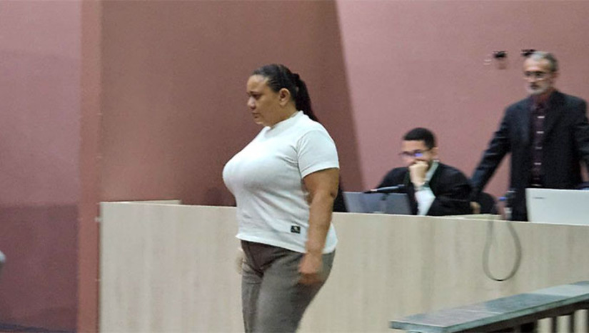 Imagem 1 -  Fabrícia Kallyne de Oliveira Medeiros, estava com 30 anos, quando matou o namorado Leonardo da Silva Nascimento, na época com 20 anos, no dia 4 de maio de 2018, no Alto da Conceição, em Mossoró-RN. O julgamento aconteceu no Fórum Municipal, sob a presidência do juiz Vagnos Kelly. Em defesa da sociedade, o promotor de Justiça Italo Moreira, com a assistência do advogado Diego Tobias. A defesa foi patrocinada pelos advogados Jerônimo Azevedo e João Batista. Com a decisão do Conselho de Sentença, a ré Fabrícia Medeiros teve a prisão decretada e foi conduzida para o cumprimento da pena.