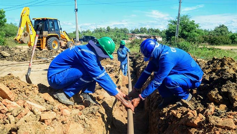 Imagem 1 -  A adutora tem aproximadamente 70 quilômetros de extensão e trará segurança hídrica para 2 mil moradores destas localidades rurais de Passagem de Pedra, Piquiri, Sussuarana, Melancias e Carmo. A obra faz parte do programa “Mossoró Realiza” e está em ritmo acelerado, com 60% já executada. Ao todo, mais de 600 casas serão atendidas nas comunidades rurais.