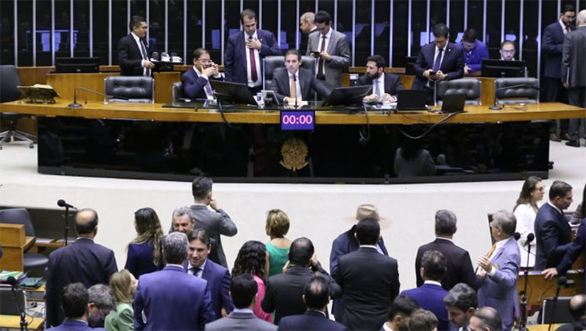 Imagem 1 -  A redação provocou polêmica entre os parlamentares, pois não especifica que a sustação do processo se refere ao deputado Delegado Ramagem, sendo que a ação engloba 8 acusados, inclusive o ex-presidente Jair Bolsonaro, o general Augusto Heleno,  Anderson Torres, Mauro Cid, entre outros.
