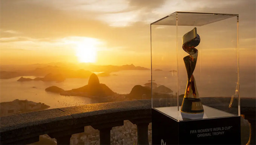 Imagem 1 -  No total, 12 cidades brasileiras se candidataram a receber jogos do Mundial feminino. Uma delegação da Fifa iniciou a série de inspeções no dia 25 de setembro no estádio do Maracanã. As quatro localidades que acabaram ficando de fora foram Cuiabá, Manaus, Natal e Belém. “Somos profundamente gratos a todas as 12 cidades que participaram de um minucioso e competitivo processo de seleção para sediar a Copa do Mundo Feminina. Foi uma decisão muito difícil", disse o presidente da Fifa, Gianni Infantino.