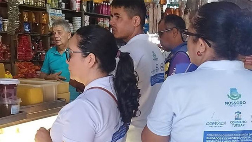 Imagem 1 -  A Campanha Nacional Maio Laranja, realizada há 25 anos, este ano de 2025 vem com o tema “Faça Bonito 18 de Maio”, buscando orientar os profissionais de educação, de saúde e a população em geral a identificar crianças vítimas de violência sexual, como o exemplo de Flor, e a adotar as medidas certas para ajuda-las, bem como instruir a população em geral para não expor crianças em ambientes impróprios, reduzindo, assim, os índices de exploração sexual infantil no Brasil.