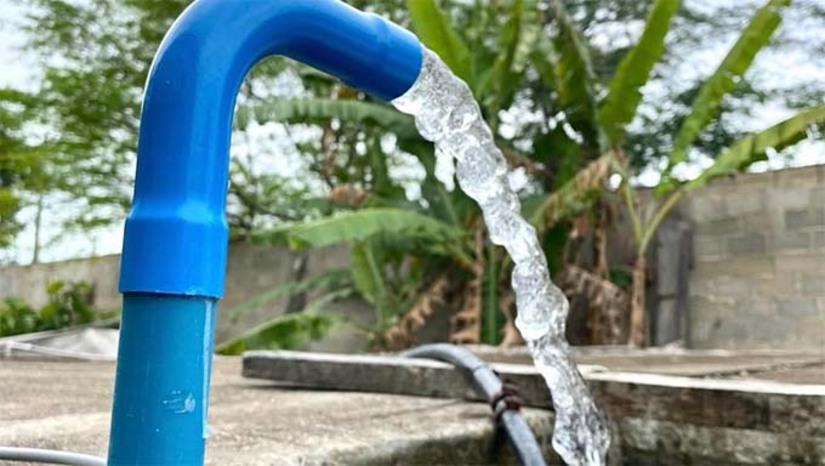 Imagem 1 -  A nova adutora da Mariana, em Caraúbas, está em fase de testes e já leva água para comunidades da região da várzea. Com a instalação da Soft Starter, peça elétrica essencial, o sistema foi ativado nesta quarta-feira, beneficiando moradores da Mariana e localidades vizinhas. O prefeito Givago Barreto reafirmou o compromisso de entregar a obra em breve, destacando que o abastecimento já está regularizado em boa parte da região.