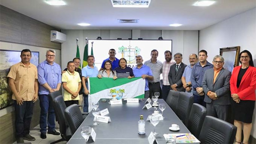 Imagem 1 -  A governadora Fátima Bezerra anunciou a criação de um grupo de trabalho para tratar do conflito de limites territoriais entre Tibau (RN) e Icapuí (CE). A decisão foi tomada durante reunião com a prefeita de Tibau, Lidiane Marques, e lideranças locais, após a colocação de uma placa demarcatória pela Prefeitura de Icapuí em área considerada potiguar. A governadora manifestou apoio à defesa dos interesses de Tibau e agendou a primeira reunião do grupo para a próxima segunda-feira. A Prefeitura de Tibau levará documentos históricos e jurídicos que comprovam a posse da área desde 1920, quando o Rio Grande do Norte venceu a disputa defendida pelo jurista Rui Barbosa. O objetivo inicial é promover diálogo com Icapuí e o Estado do Ceará para buscar consenso sobre a divisa.