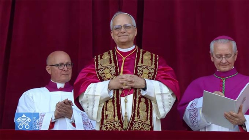 Imagem 1 -  Pontífice usará o nome de Leão 14. O anúncio foi feito pelo cardeal Dominique Mamberti em latim, seguindo a tradição da Igreja Católica. "Annuntio vobis gaudium magnum: Habemus Papam" ("Anuncio-vos uma grande alegria: temos um papa"), afirmou. Nascido em Chicago, nos Estados Unidos, é considerado "um moderado construtor de pontes". Ele nasceu nos Estados Unidos e era considerado um dos cardeais com maior chance de conseguir o cargo por sua "inclinação pastoral, perspectiva global e e capacidade de governar a Cúria Romana"
