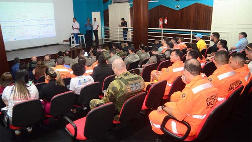 Imagem 1 - O objetivo da reunião foi alinhar estratégias entre os órgãos responsáveis para garantir mais eficiência e segurança durante toda a programação do MCJ. Segundo o secretário municipal de Segurança, Walmary Costa, o momento foi essencial para que todas as instituições conhecessem a estrutura do evento e compartilhassem suas necessidades. “Essa é uma reunião técnica e preparatória. Em breve, faremos um novo encontro de alinhamento geral para ajustar os últimos detalhes”, destacou. Imagem 1 - O objetivo da reunião foi alinhar estratégias entre os órgãos responsáveis para garantir mais eficiência e segurança durante toda a programação do MCJ. Segundo o secretário municipal de Segurança, Walmary Costa, o momento foi essencial para que todas as instituições conhecessem a estrutura do evento e compartilhassem suas necessidades. “Essa é uma reunião técnica e preparatória. Em breve, faremos um novo encontro de alinhamento geral para ajustar os últimos detalhes”, destacou.